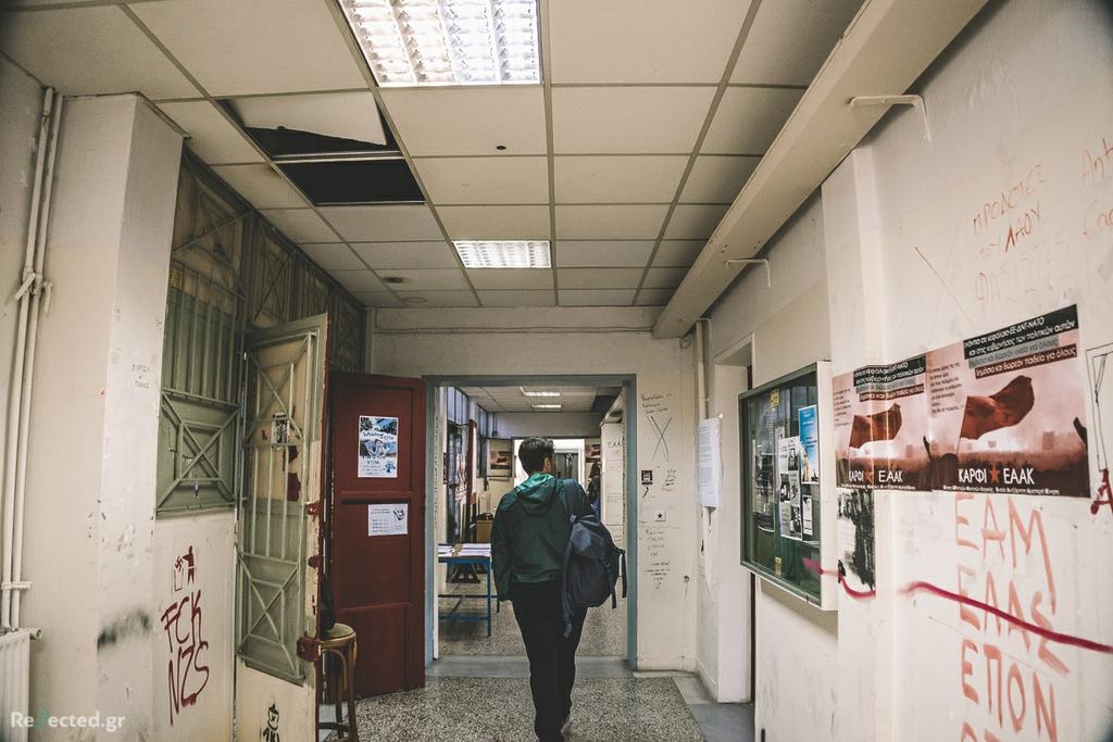 Πέρα από την εκπαίδευση του καθενός και την αισθητική, το θέμα είναι ο τρόπος προσέγγισης στη δουλειά rejected: Στο θέατρο λειτουργείς αρκετά με σταθερούς συνεργάτες.