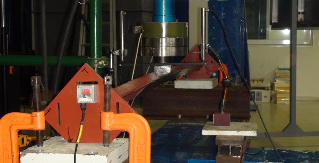 6.3 1 ο Πείραμα (L2300 CFRP S1) Σχήμα 6.5: Γενική άποψη πειραματικής διάταξης πρώτου πειράματος κάμψης Το συγκεκριμένο δοκίμιο υποβλήθηκε σε κάμψη περί τον ασθενή κύριο άξονα της διατομής του.