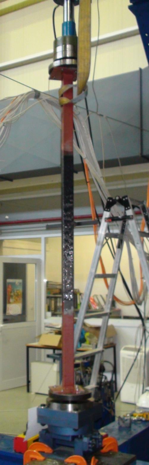 5.5 1 ο Πείραμα (L2300 CFRP S1 ev30) 84 Σχήμα 5.10: Γενική άποψη πειραματικής διάταξης θλίψης για το πρώτο δοκίμιο, στην απαραμόρφωτη (αριστερά) και στην παραμορφωμένη (δεξιά) του κατάσταση 5.5.1