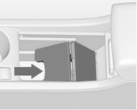 Το υποβραχιόνιο πρέπει να βρίσκεται στην τέρμα πίσω θέση. Πατήστε το κουμπί για να αφαιρέσετε το πλαίσιο της ποτηροθήκης. Μπορείτε να αποθηκεύσετε το πλαίσιο στο ντουλαπάκι του συνοδηγού.