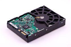 Prin contrast, discurile optice, cum sunt cele de tip CD, DVD şi Blu - ray, folosesc pentru memorare procedee optice (nemagnetice), care asigură capacităţi de ordinul a până la 50 GB pe unitate.