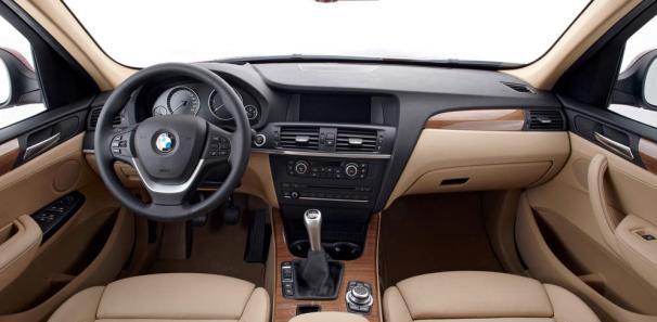 Κλασικό εσωτερικό BMW με το idrive στην κεντρική κονσόλα.