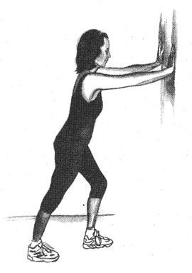 Slika 11: Raztezanje golenskih mišic Vir: Lasten RAZTEZANJE IZTEZALKE KOLENA 1. Postavite se pred steno in se z roko oprite nanjo zaradi ravnotežja. 2.