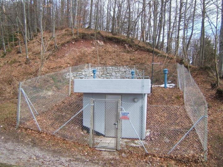 saj tako zagotavljamo nemoteno praznjenje, čiščenje in vzdrževanje. Armaturni del služi za nadzor in upravljanje vodohrana ter odvzem vzorcev.