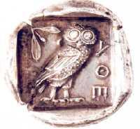 A B Εικόνα 1. Αργυρό τετράδραχμο Αθηνών (440-420 π.χ.). A. Στη μπροστινή πλευρά του νομίσματος, απεικονίζεται η θεά Αθηνά με κράνος στεφανωμένο με φύλλα ελιάς. B. Στην πίσω πλευρά του νομίσματος, απεικονίζονται μία κουκουβάγια και ένα μικρό κλαδί ελιάς, τα ιερά σύμβολα της Αθηνάς (www.