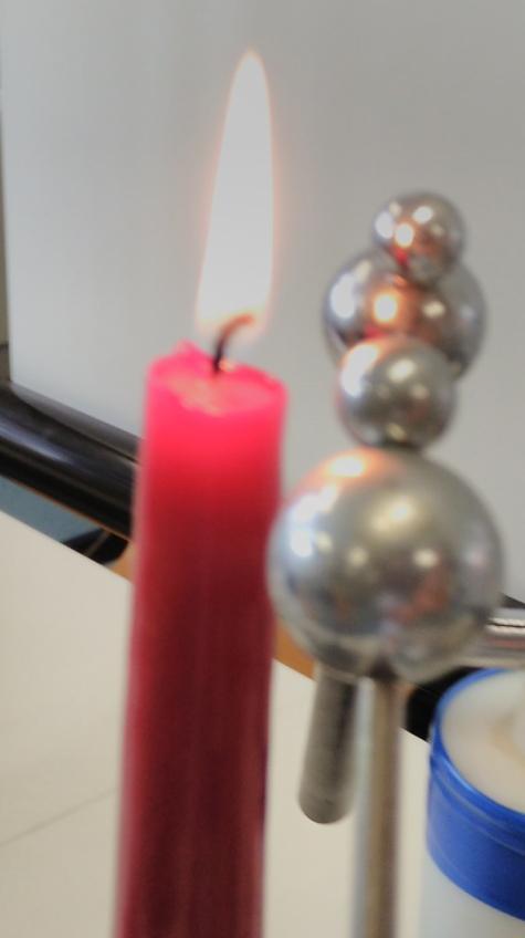 Επίδειξη ιονισμού με φλόγα ( ιονισμός κρούσης ) Παρατήρηση : Πρέπει το κερί να είναι μακρύ, να συγκρατείται με λαβίδα και να βρίσκεται κάτω από τον εκκενωτή.