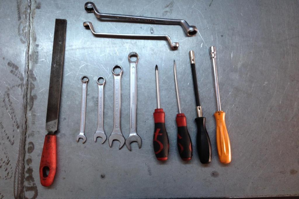 Εικόνα 46 Εργαλεία σύσφιξης και λίμα λείανσης.