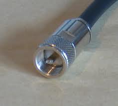 Conector UHF- are banda utila cuprinsa intre 0 si 300MHz. Interconecteaza cabluri de tipul RG8, RG9, RG58, RG59.