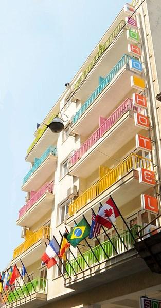 «Οι χώροι στέγασης των μεταναστών, και ειδικότερα των Αλβανών μεταναστών, βρίσκονταν σε όλες εκείνες τις περιοχές γύρω από την πλατεία Ομονοίας όπου υπήρχαν ξενοδοχεία, που παλαιότερα λειτουργούσαν
