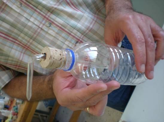 άκρη της οπής και με μικρές κυκλικές κινήσεις σπρώχνουμε μέσα στην οπή χωρίς μεγάλη δύναμη.