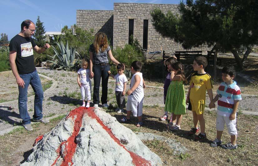 Πέµπτη 24 - Κυριακή 27 Μαΐου 2012 Πέµπτη 24 Μαΐου 2012 11:00 Παρουσίαση: «Ηφαίστεια και ηφαιστειακές δοµές της Λέσβου» 12:00 Περιήγηση: Περιήγηση στην εκθεσιακή ενότητα του Μουσείου «Ηφαιστειότητα-