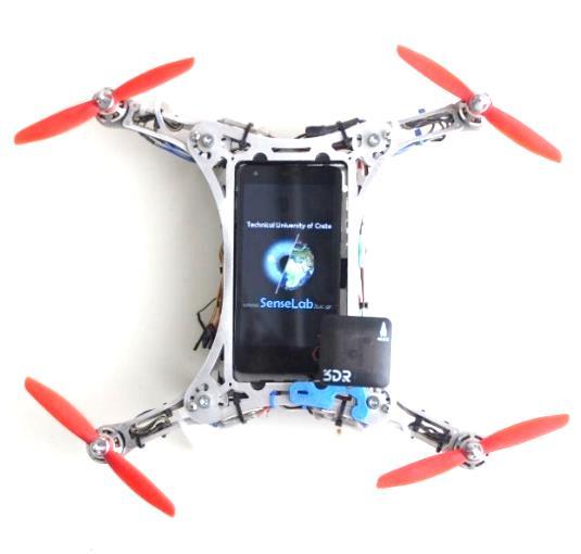 Θα ήταν λοιπόν σημαντική η προσθήκη κατάλληλου κελύφους για την προστασία του. α. β. γ. Εικόνα 3.3: Η πλατφόρμα SmartDrone, α. το UAV σε ανοιχτή θέση, β.
