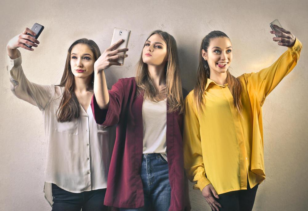 της σε διάφορα μέσα κοινωνικής δικτύωσης (social media).είναι μία από τις πιο δημοφιλείς τάσεις της ψηφιακής επανάστασης.