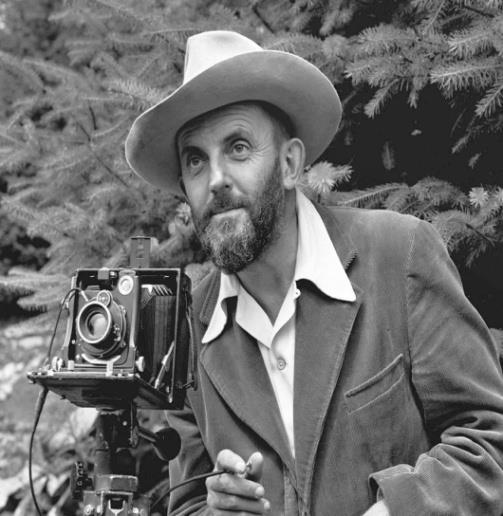 2. Διάσημοι φωτογράφοι που διακρίθηκαν Ο Ansel Adams έζησε από το 1902-1984.