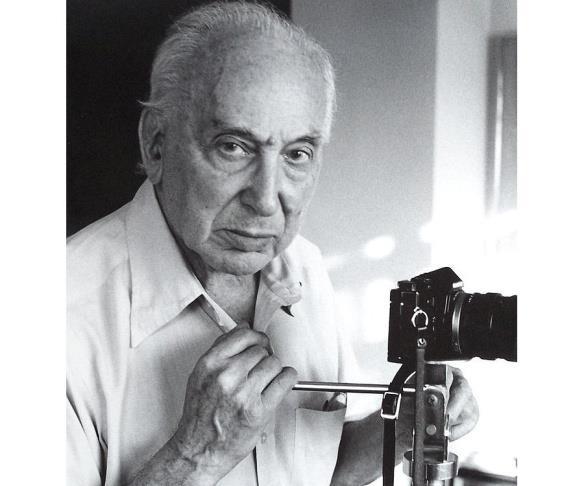Ο Andre Kertesz έζησε από το1894-1985. Μία από τις μεγαλύτερες προσωπικότητες του 20ου αιώνα, που διαμόρφωσε τη γλώσσα της φωτογραφικής τέχνης μαζί με τον Henri Cartier Bresson.