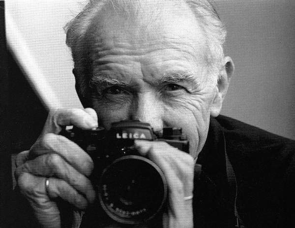 Ο Gary Winogrand έζησε από το1928-1984. Ο πατέρας της αμερικάνικης φωτογραφίας δρόμου. Άφησε πίσω του περίπου 300.000 φωτογραφίες και 2.500 ανεμφάνιστα φιλμ.