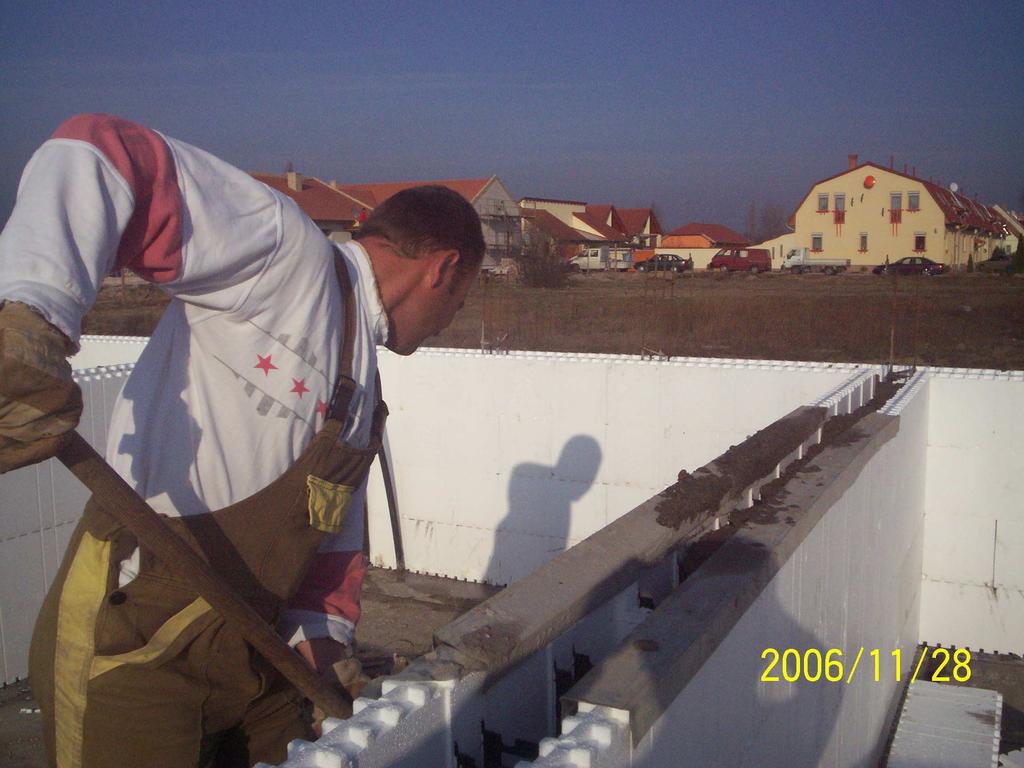 Beton turnat peste elementele de îmbinare (protecńia elementului contra plutire) łeavă tăiată în jumatate pentru protejarea profilelor de îmbinare a elementelor După aşezarea primului rând de