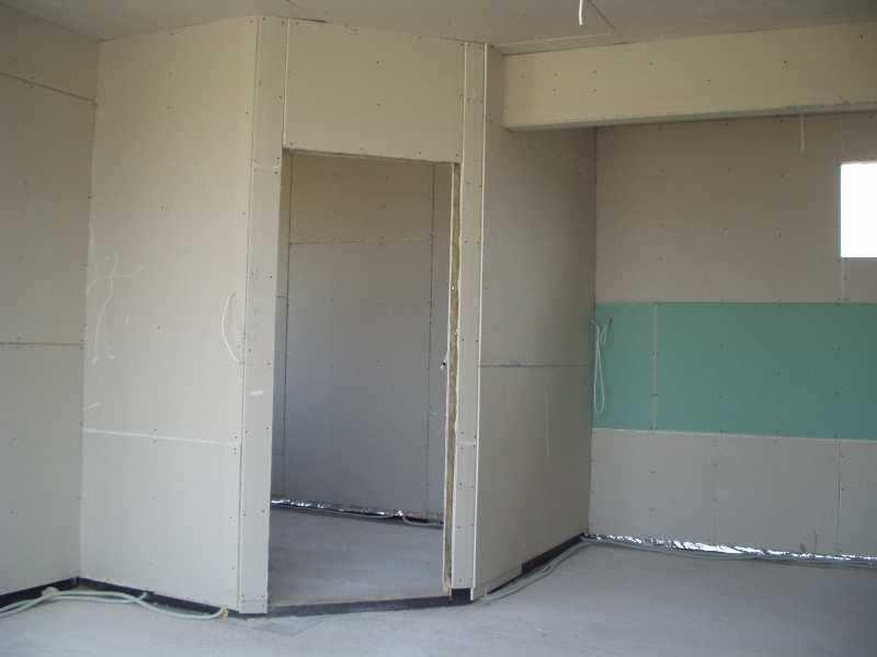 Finisajul interior poate să fie gips-carton lipită sau cu structură de susńinere, tencuiala gips, faianńă, tencuială 3.