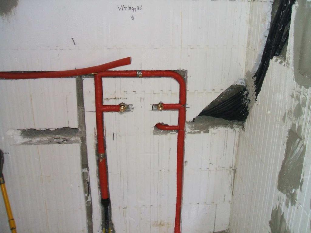 stratul de polistiren de 5 cm. Canalele pot fi realizate ulterior uşor, fără zgomot şi mizerie cu ajutorul unui cuńit arzător sau electric. Dimensionare se face după cum dorim noi.