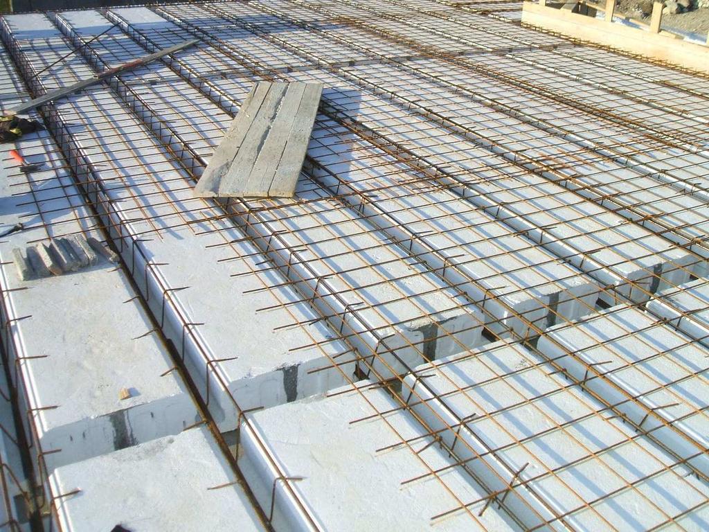 Elementele de planşeu asemenea elemementelor de zidărie se îmbină între ele perfect dar necesită cofrare, consolidare asemenea planseului simplu monolit.