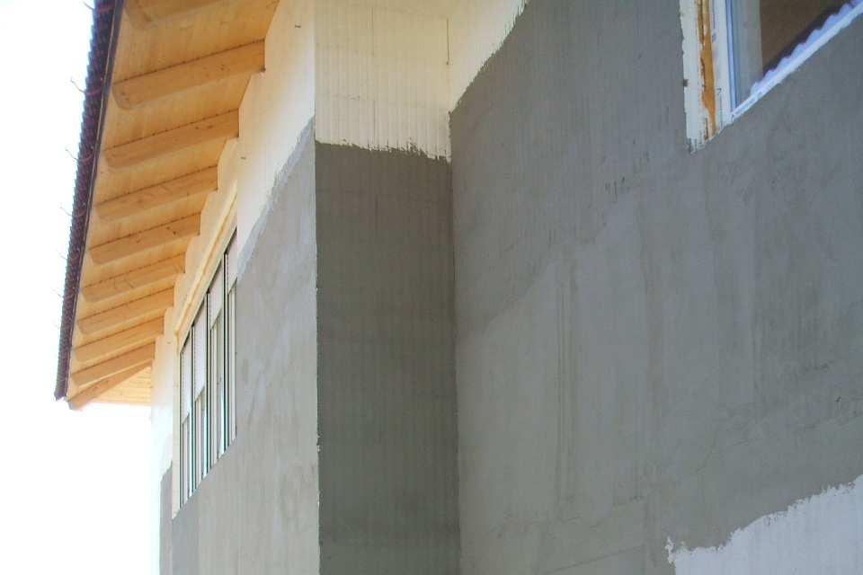 10. Finisarea pereńilor IsoteQ Az IsoteQ falak burkolása Finisajul interior poate să fie