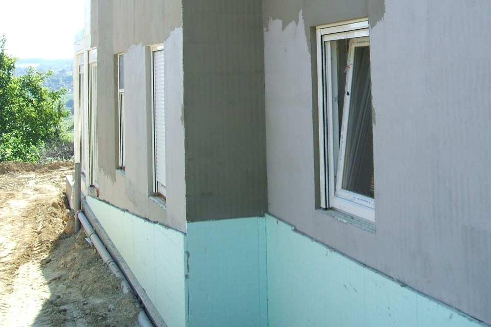 Finisajul exterior poate să fie Dryvit, piatră, lemn.