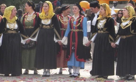 Ελλοπία: ΤΟ ΑΡΒΑΝΙΤΙΚΟ ΓΛΕΝΤΙ Στην Ελλοπία Θηβών, την Καθαρή Δευτέρα πραγματοποιείται το «Αρβανίτικο Γλέντι» με τη συμμετοχή των κατοίκων αλλά των απανταχού Αρβανιτών