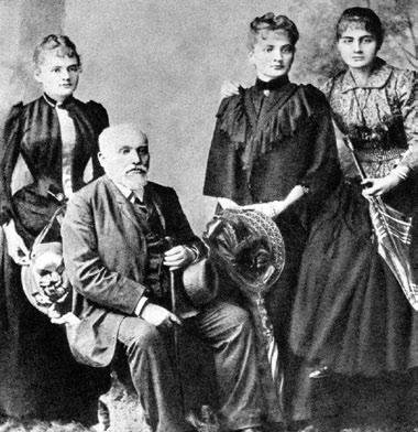 Ako prvá žena v histórii získala Nobelovu cenu, dokonca dvakrát (1903 za fyziku, 1911 za chémiu), stala sa prvou profesorkou na univerzite v Paríži.