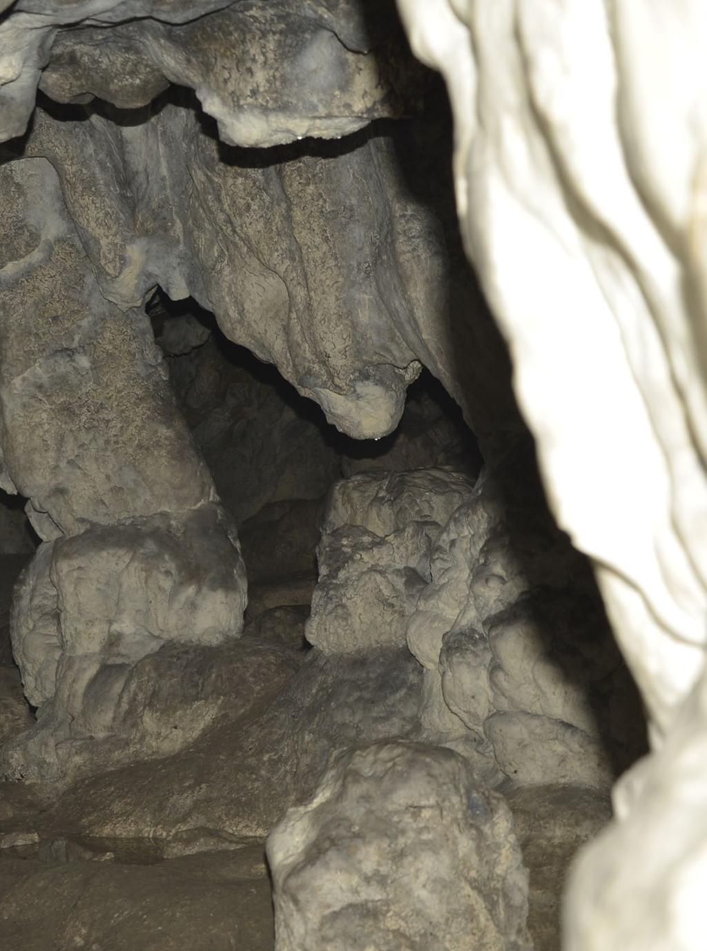 Geografia Informačná tabuľa tesne vedľa vchodu do jaskyne Jaskyňa Mažarná predstavuje najväčší