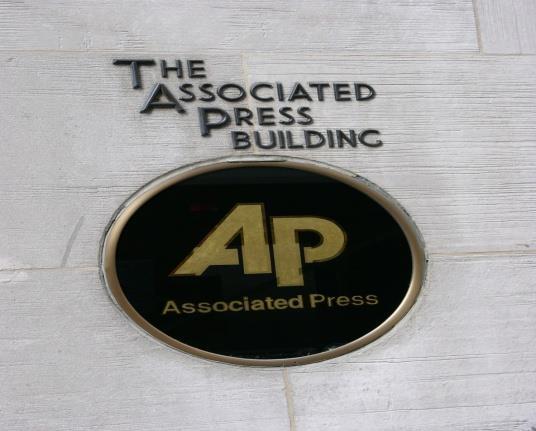Associated Press (2) 1935, το AP ξεκίνησε να μεταδίδει φωτογραφίες μέσω τηλέγραφου Το 1973 δημιουργήθηκε