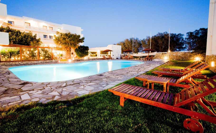 Aeolos Bay 3* Τήνος Το ξενοδοχείο Aeolos Bay βρίσκεται στην περιοχή Αγκάλη 300 μόλις μέτρα από το κεντρικό λιμάνι της Τήνου, με θέα στον ομώνυμο όρμο.