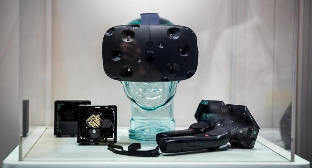 Πρόκειται για την συσκευή Microsoft HoloLens η οποία δίνει στον χρήστη νέες δυνατότητες και νέες αλληλεπιδράσεις με την τεχνική