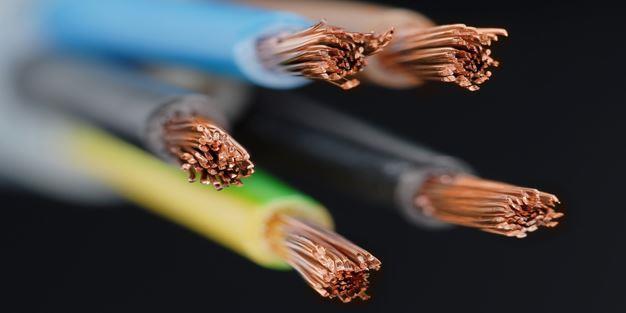 Εικόνα 5 : Χρωματιστά καλώδια εσωτερικ ής ηλεκτρικής εγκατάστασης Οι ηλεκτρικοί αγωγοί τοποθετούνται : Στην επιφάνεια δομικών υλικών (τοίχοι, γυψοσανίδες κτλ) και ονομάζονται ηλεκτρικές γραμμές.