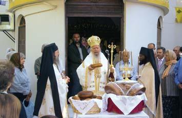 Επίσκοπος Σύδνεϋ καὶ Νέας Νοτίου Οὐαλλίας κ. Χρυσόστομος, μετὰ τοῦ ὑπευθύνου τοῦ Ιεροῦ Προσκυνήματος Αρχιμ. π. Γρηγορίου καὶ τοῦ Ιερομ. π. Μάρκου τῶν Αγιοκυπριανιτῶν, παρέστησαν δὲ πολλοὶ εὐλαβεῖς προσκυνηταί.