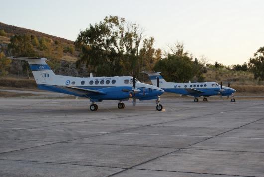 Εικόνα 10: Αεροσκάφος C-12 Πηγή: www.army.gr 9.5.2 Ιπτάμενα μέσα Πολεμικής Αεροπορίας (Π.Α.) Η Πολεμική Αεροπορία ως κύριος φορέας υλοποίησης του έργου των αεροδιακομιδών έχει διαθέσει όλους τους τύπους μεταγωγικών αεροσκαφών και ελικοπτέρων τα οποία διαθέτει.
