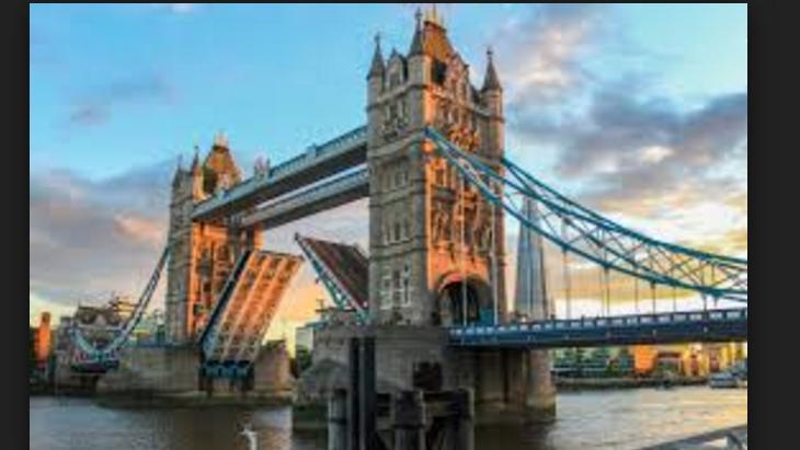 Στην εικόνα 3 παρουσιάζεται η κινητή γέφυρα του Tower Bridge στο Λονδίνο. Εικόνα 3: Κινητή γέφυρα Tower Bridge στο Λονδίνο ( Διαδίκτυο 3 ) 1.
