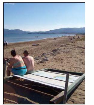 Κατεδαφισµένη πινακίδα σήµανσης στην παραλία του Καλαµακίου η οποία είχε τοποθετηθεί από το Φ.. Ε.