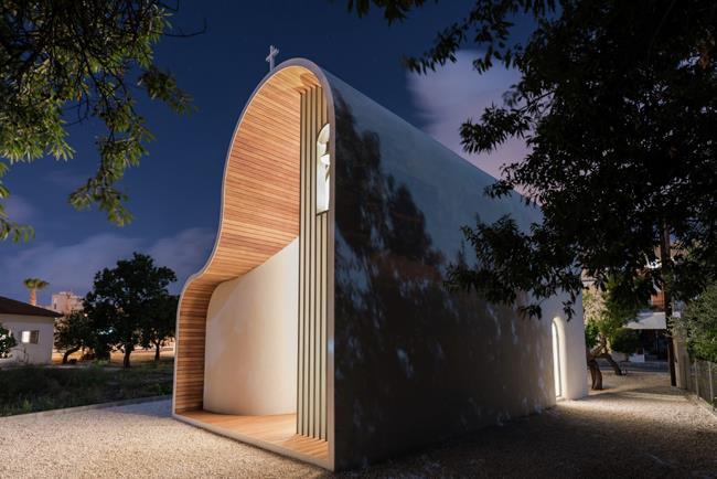 Μοντέρνα σχεδίαση εκκλησίας με ξύλινη επένδυση και χρήση ξύλινου