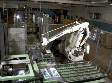 katusekool Bituumensindli pakkeliin koos robotiga meeste libisemist katuse paigaldamise ajal. Materjalide komponendid ostetakse sisse erinevatest riikidest.