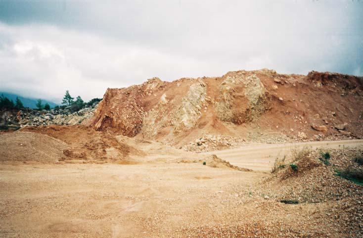 Εικόνα 12: Άποψη του λατομικού χώρου «Νικόλας» 5.6 Τοπιολογικά στοιχεία, γειτνίαση Η επιφάνεια επέμβασης βρίσκεται μεταξύ των χωροσταθμικών καμπυλών +450 και +350 με ήπιες κλίσεις εδάφους.