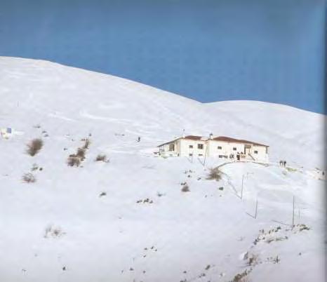 εστιατόριο, κουζίνα, χώρους υγιεινής τόσο για τους επισκέπτες όσο και για το προσωπικό, κλιμακοστάσιο, ιατρείο, δεξαμενή νερού, δεξαμενή πετρελαίου και λεβητοστάσιο.