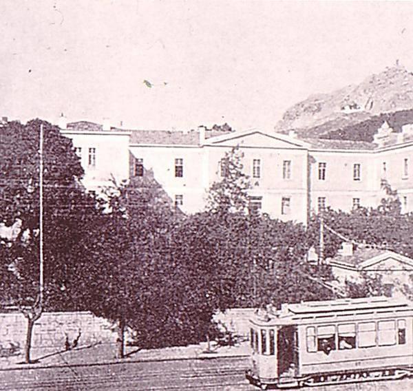 συμπληρώθηκε το κεντρικό κτήριο με δύο πτέρυγες σε σχέδια του Eduard Schaubert Το 1909