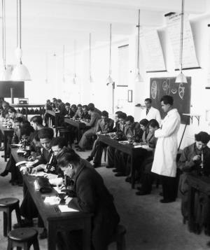 ΕΡΓΑΣΤΗΡΙΑ ΤΗΣ ΙΑΤΡΙΚΗΣ ΣΧΟΛΗΣ ΣΤΟ ΓΟΥΔΗ Προστέθηκαν τα εξής Εργαστήρια : Εμβρυολογίας και Ιστολογίας Βιολογικής Χημείας Παθολογικής Φυσιολογίας Καθορίσθηκαν οι