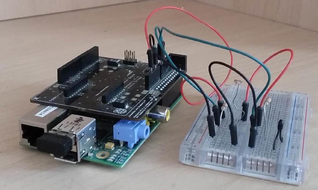 Εικόνα 2: Οι αισθητήρες συνδεδεμένοι στο Raspberry Pi χρησιμοποιώντας το Raspberry Pi to Arduino shield Στην πιο πάνω εικόνα (Εικόνα 2) φαίνονται οι δύο αισθητήρες που βρίσκονται συνδεδεμένοι στο