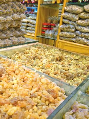 الربع الخالي مرورا بأراضي نجد وشمال الجزيرة العربية وحتى بالد الرافدين أو عن طريق آخر مرورا بأراضي المهرة وحضرموت وممالك وموانئ قنا وقتبان وحمير ومأرب ومنه إلى المدينة المنورة ثم إلى بالد الشام