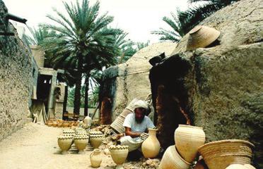 واألعراس. بالنسبة للنساء يتم صناعة العديد من المصوغات مثل الخواتم واألقراط وأقراط األنف وقطع لزينة الرأس واألساور والخالخل وغيرها.