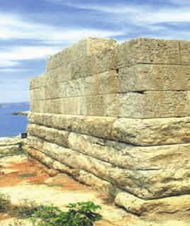 Η συνεργασία με τους πολιτιστικούς φορείς της πόλης (Πειραϊκό Σύνδεσμο, Φιλολογική Στέγη, Εταιρεία Γραμμάτων και Τεχνών κ.λπ) ενισχύεται για να αναδείξει την πειραϊκή πολιτιστική δημιουργικότητα.