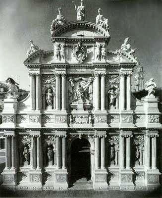 αρχαιότητας. Ο Palladio, ο Bruneleschi, ο Sangalio, ο Francesco di Giorgio, στα βιβλία τους περί αρχιτεκτονικής, αναφέρονται συνεχώς στα Ρωµαϊκά πρότυπα και στην ελληνική κλασική παράδοση.