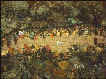 Εικόνα 30: Αντιπροσωπευτική μικροφωτογραφία Χαλαζιακού Διορίτη που απεικονίζεται η φλέβα ασβεστίτη (F1)( X nicols) Ep: επίδοτο, Ca: ασβεστίτης Το δείγμα F3 παρουσιάζεται ως το πιο εξαλλοιωμένο από