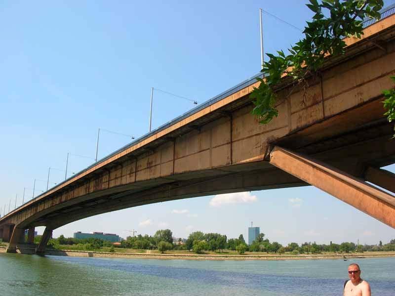 Drumski most, čelična konstrukcija. Most preko reke (0-0 ): L=332 m, max l = 254 m.